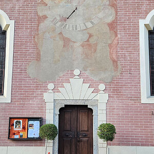 Sonnenuhr Wallfahrtskirche Mariahilf in Zinggen, Brixen