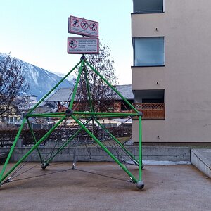 Spielplatz in einer Wohnhausanlage in Telfs