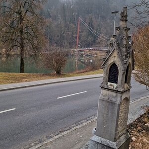 Windschiefes Marterl in Wernstein am Inn