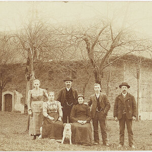 Bauernfamilie vor Vierkanthof, Oberösterreich