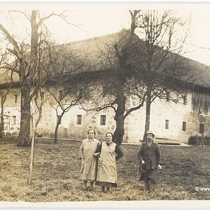 Porträt vor dem Bauernhof