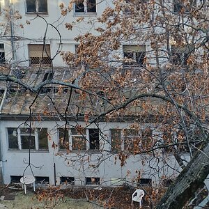 Monobloc in einem Hinterhof in Budapest