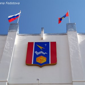 Wappen von Mirny am Gebäude der Stadtverwaltung