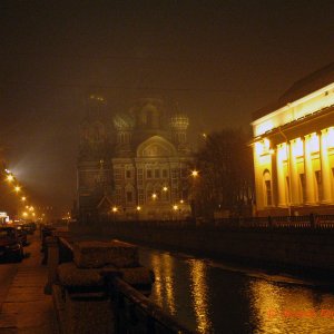 Auferstehungskirche im Nebel