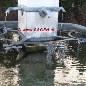 Dorfbrunnen Aldrans im Winter, Tirol