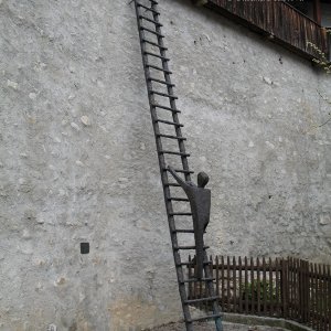 moderne Skulptur im Innenhof des Weberzunfthauses