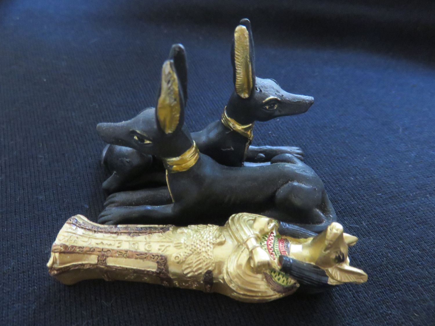 Ägyptische Pyramide  Anubis-Figuren