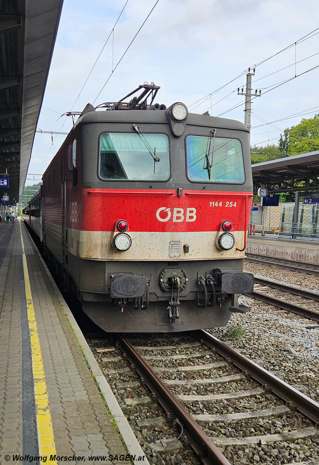 ÖBB 1144-254 Bahnhof Vöcklabruck planmäßiger Betrieb