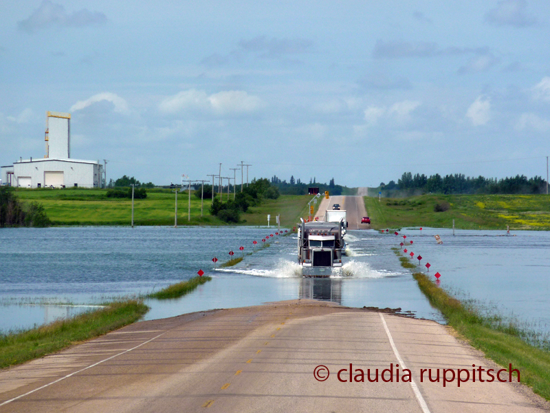 Überfluteter Highway 5 in Saskatchewan (Canada)