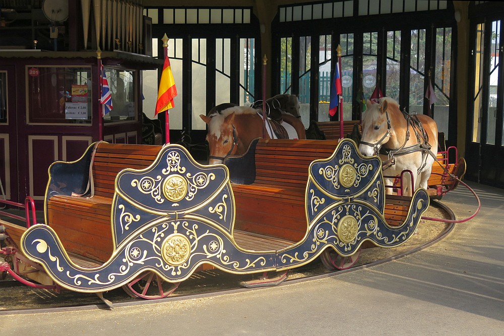 1. WIENER PONNY-CAROUSSEL