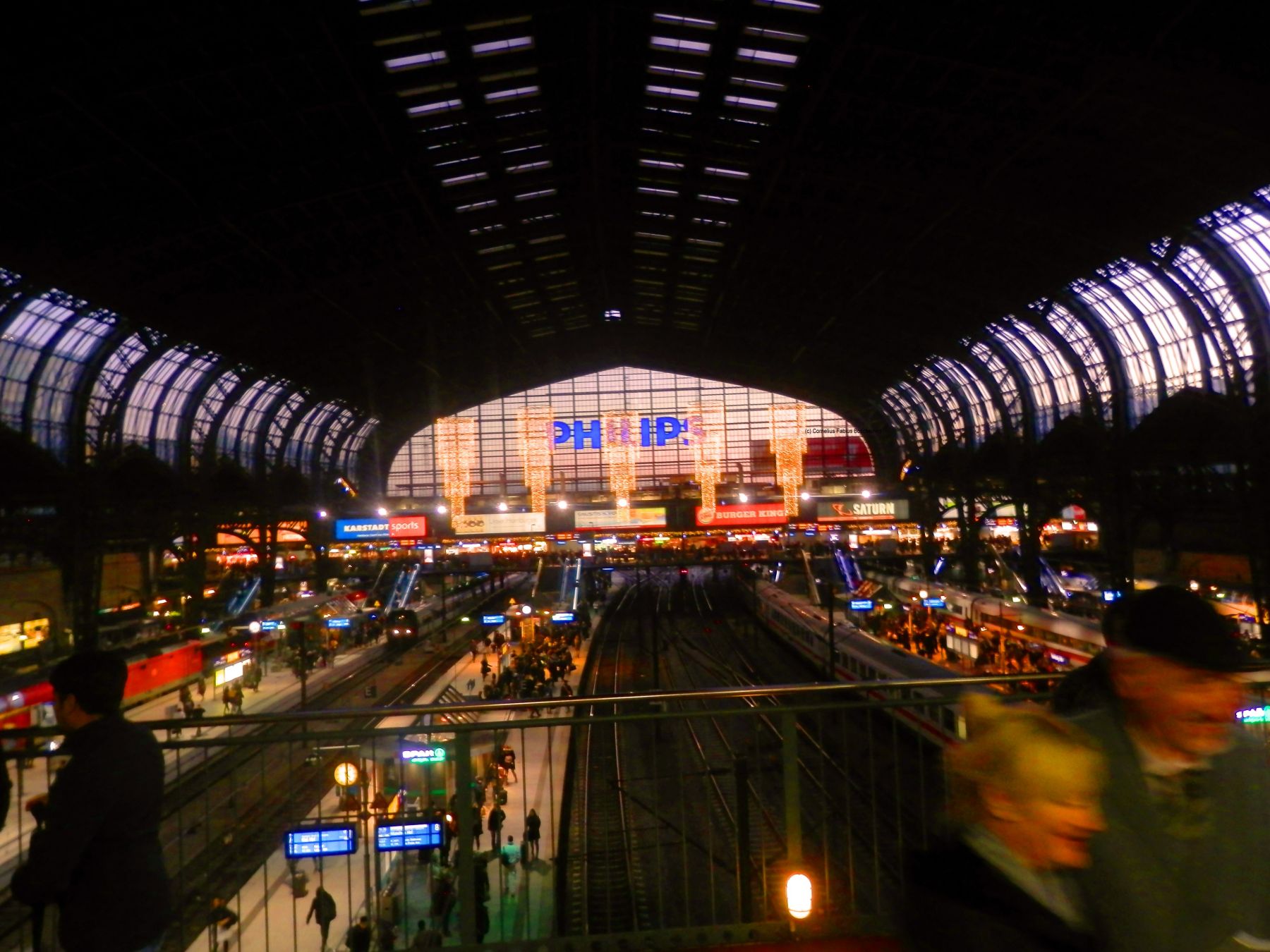 Alltag zu später Stunde nach Weihnachten im Hamburger Hauptbahnhof