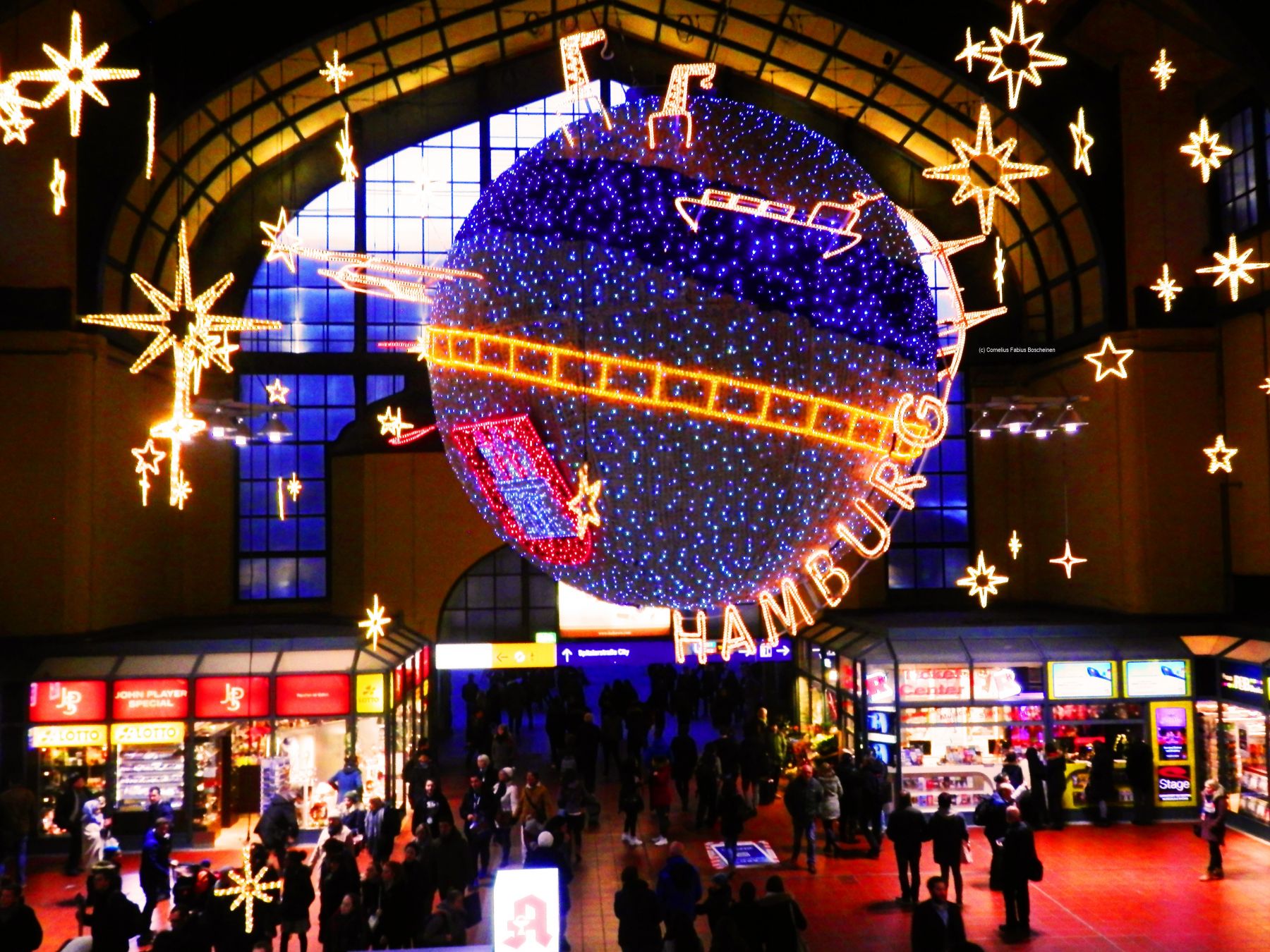 Alltag zu später Stunde nach Weihnachten im Hamburger Hauptbahnhof