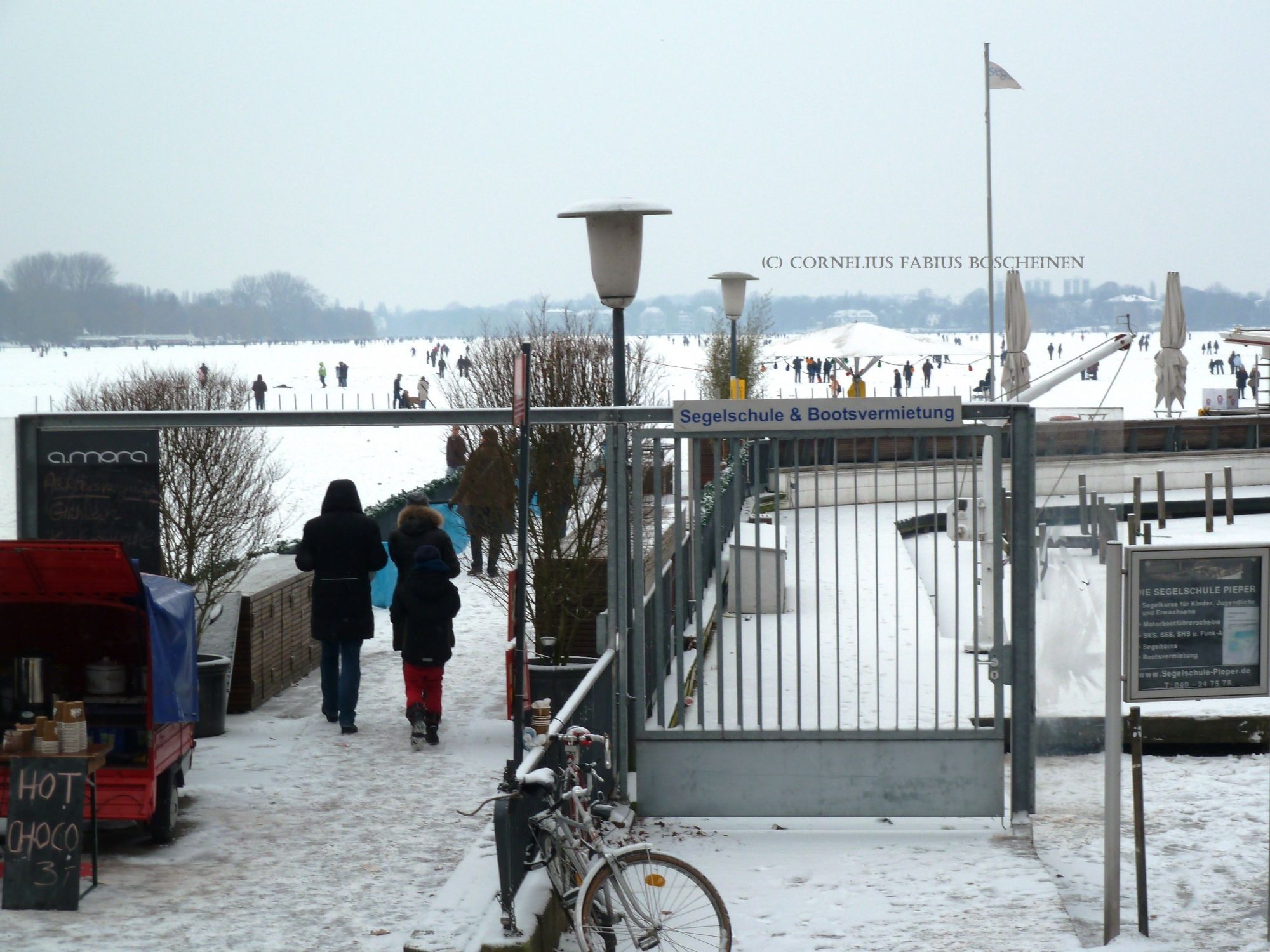 Alstervergnügen im Winter 2012. als die Menschen über die Alster spazierten