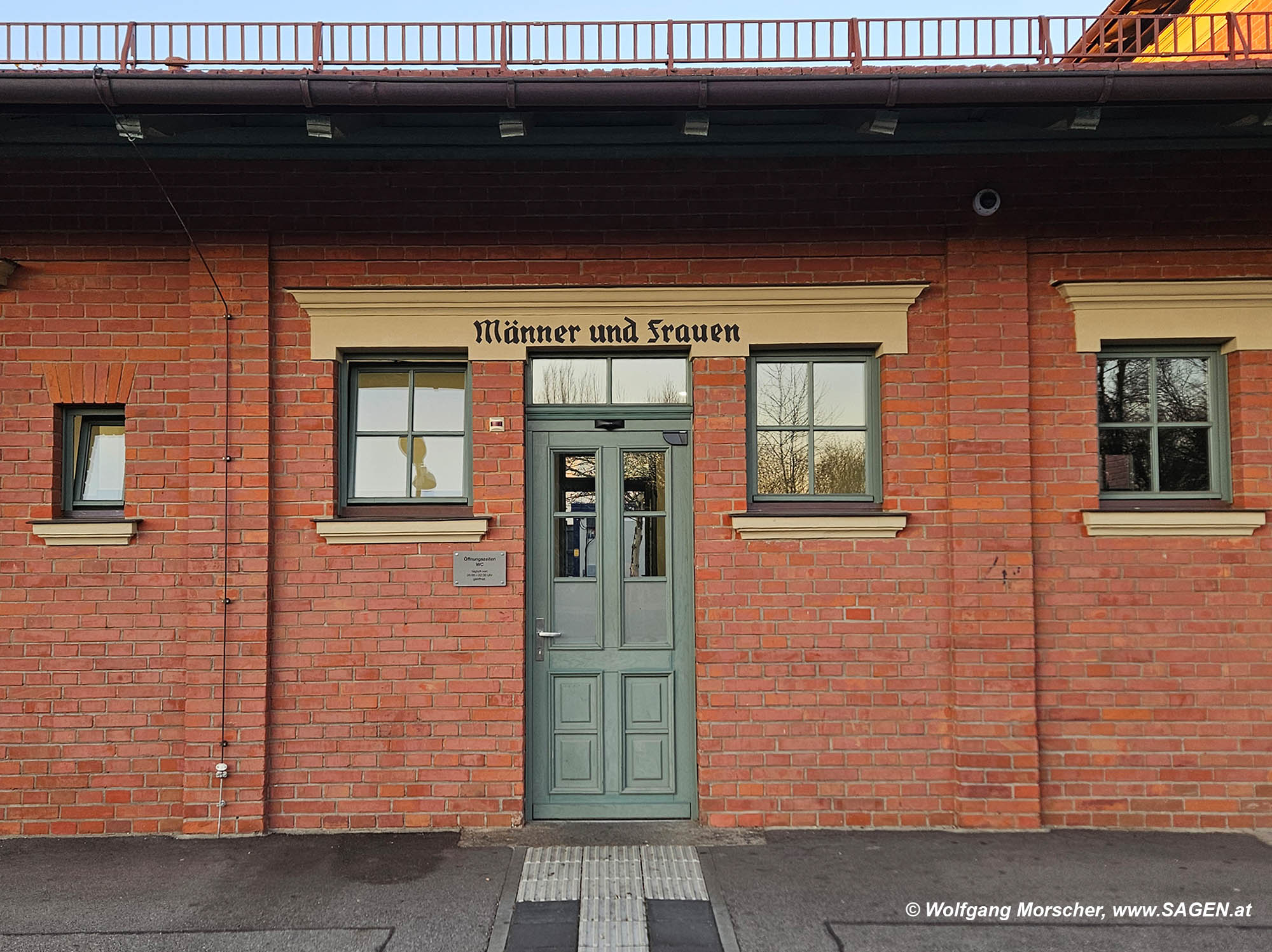 Altötting Bahnhof, "Männer und Frauen"