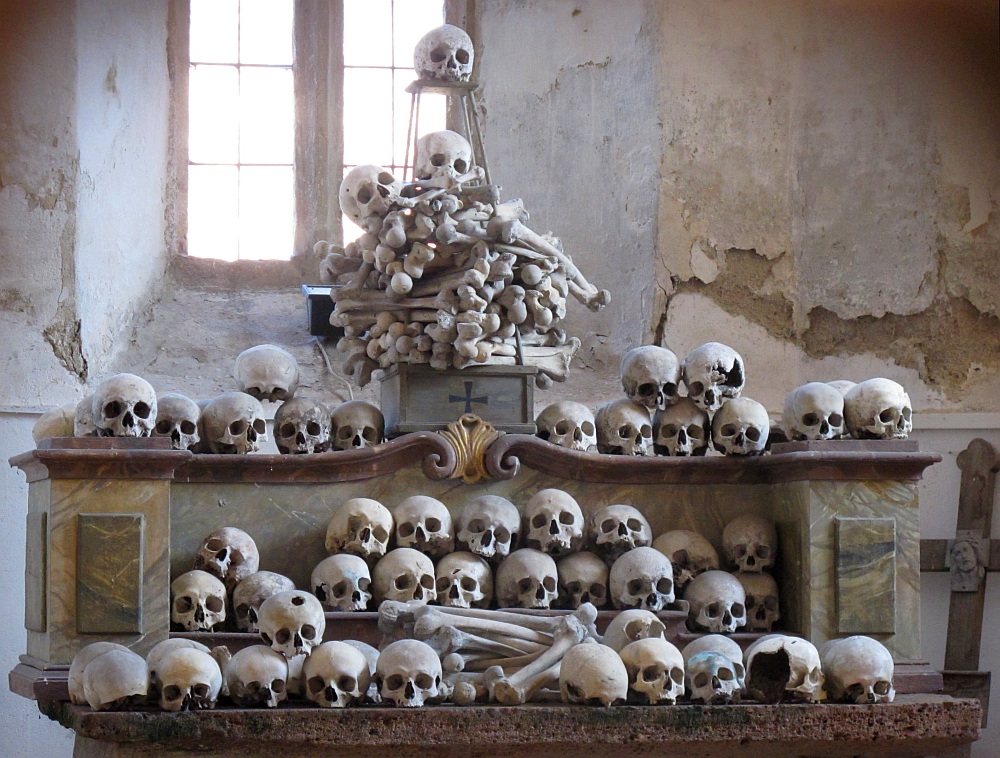 Altar im Karner der Wehrkirche St. Michael