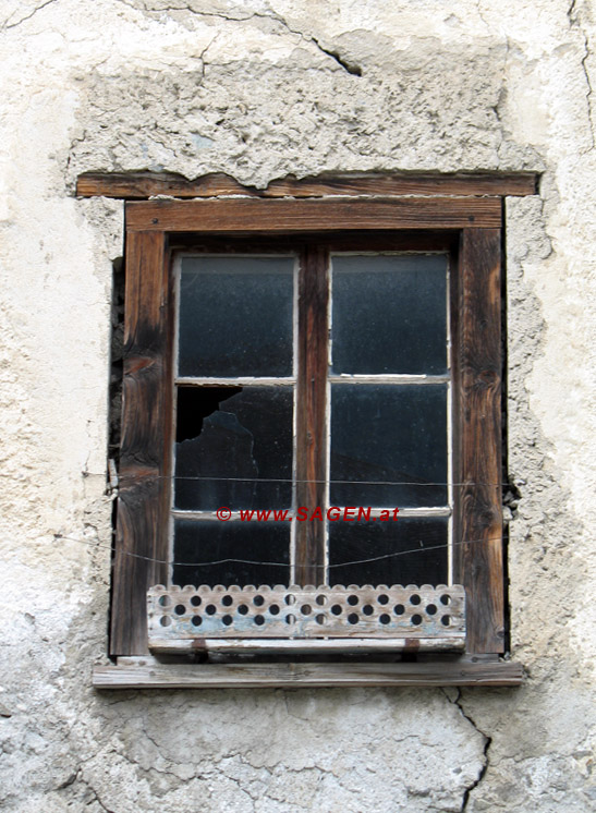 Alte Fensterzierleiste von Balkonblumen in Laatsch