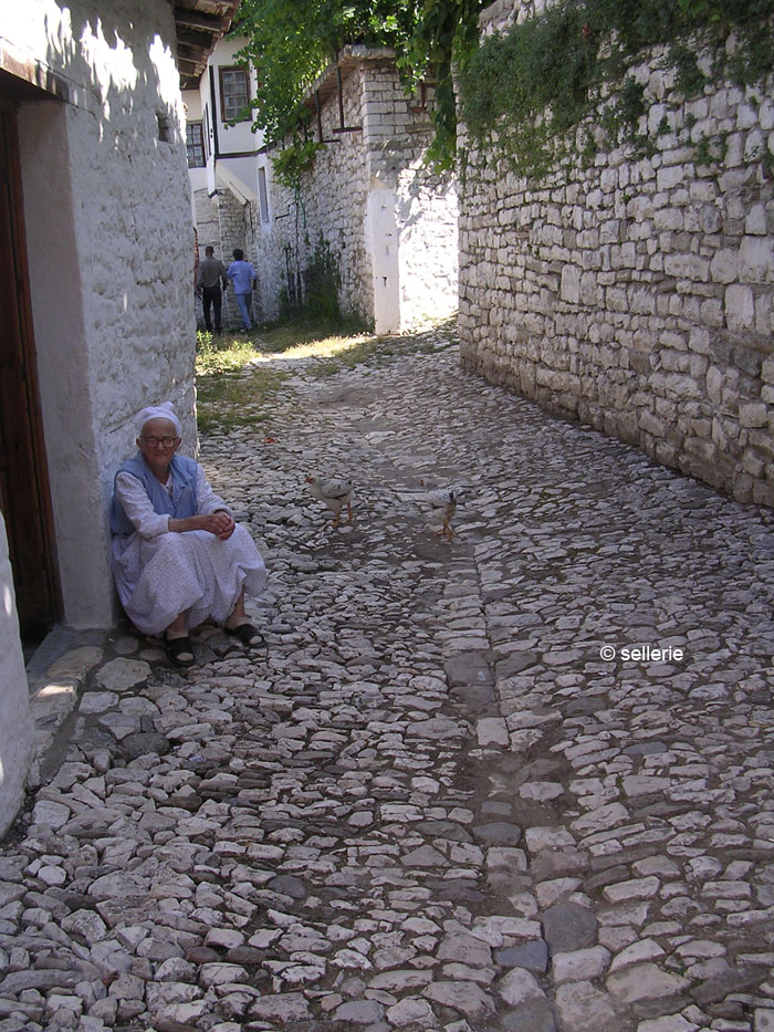 Alte Frau in Berati