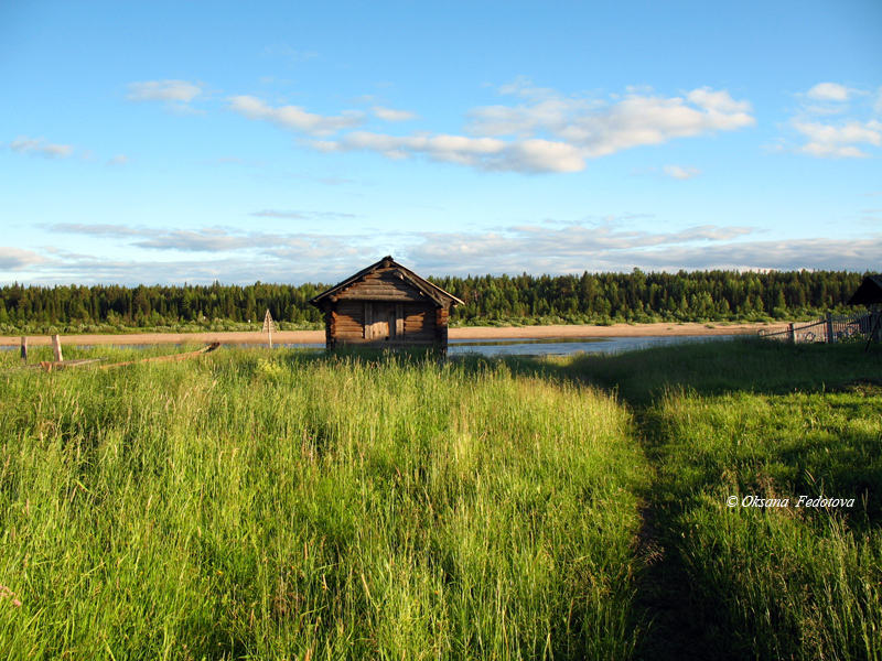 alter Holzspeicher am Flussufer