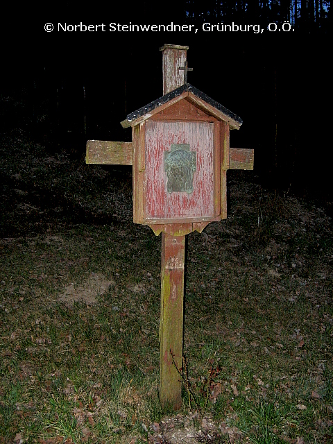 Altes Wegkreuz mit Jesuskopf