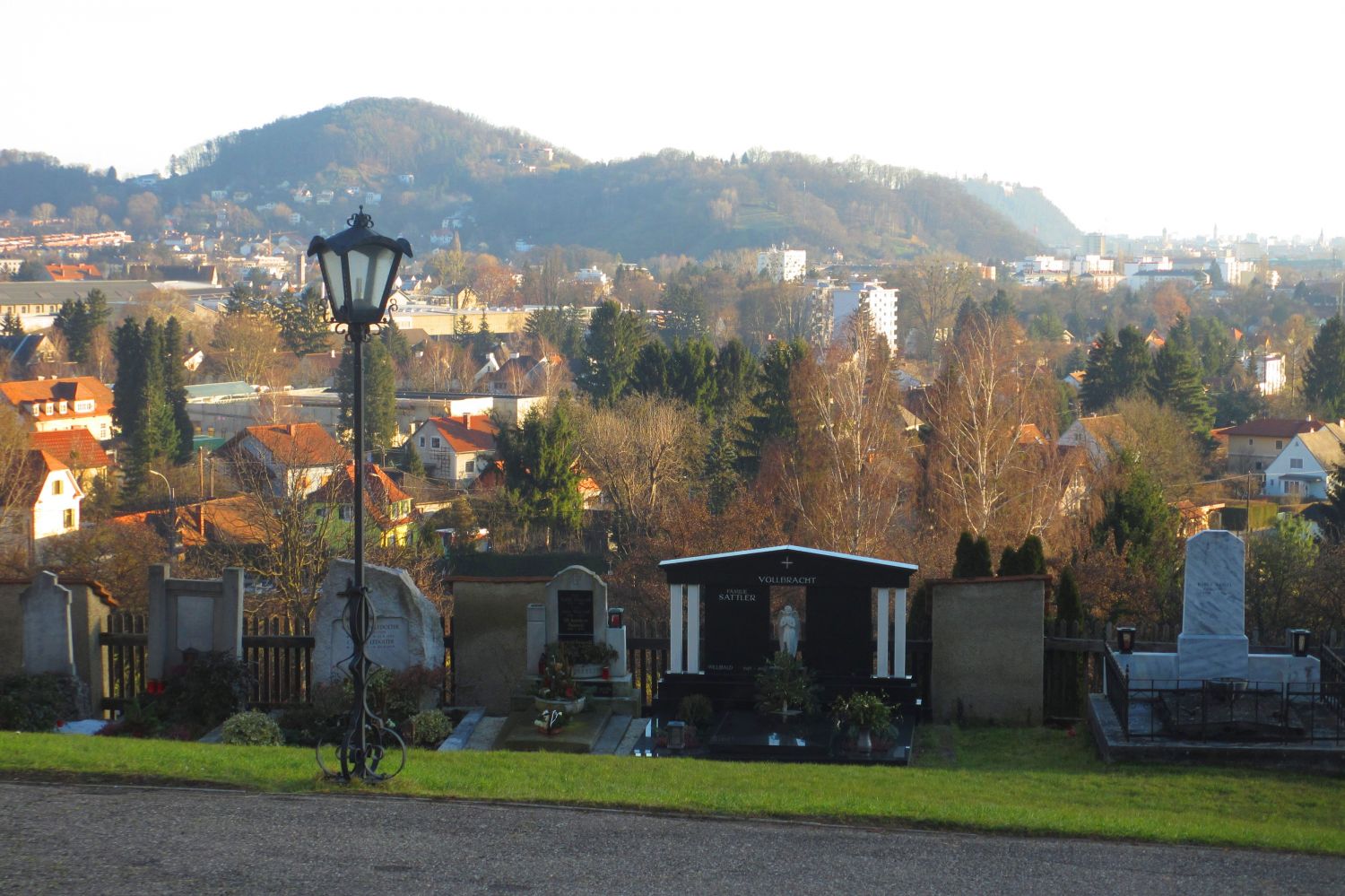 Am Friedhof St. Veit- Blick zum Grazer Schlossberg