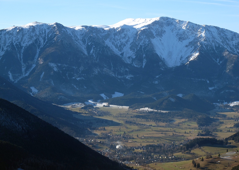 Am Geländ... Blick über das Puchberger Becken zum Schneeberg