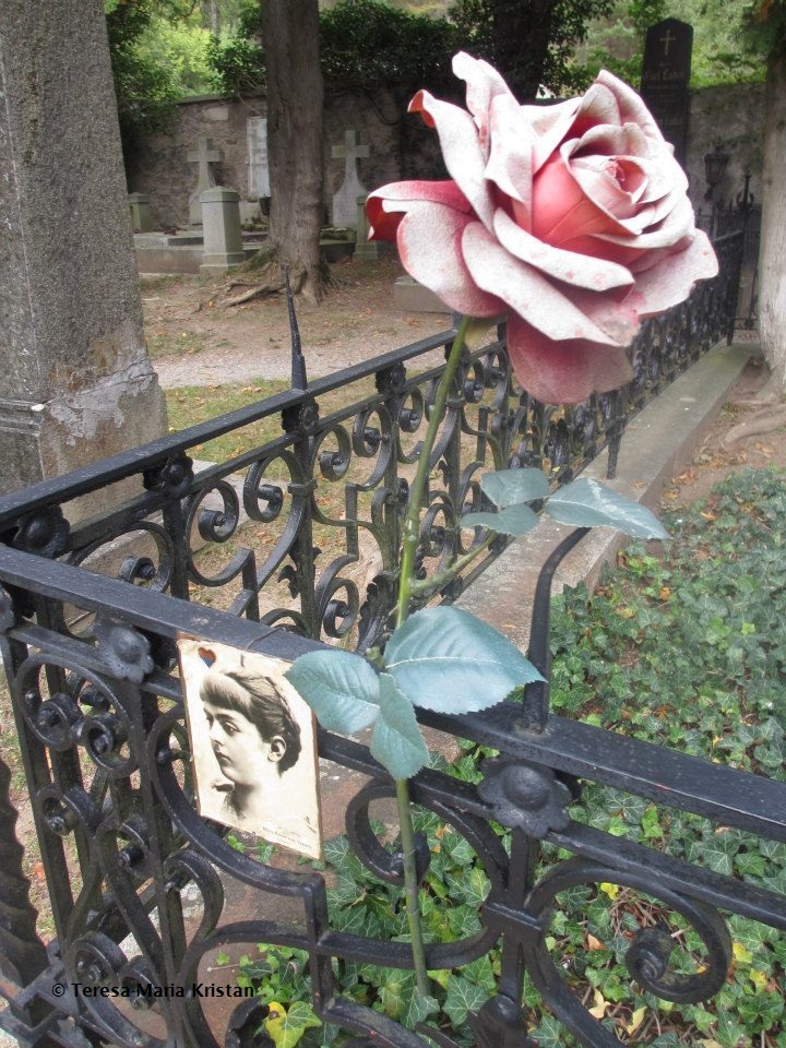 Am Grab von Mary Vetsera- Friedhof Heiligenkreuz