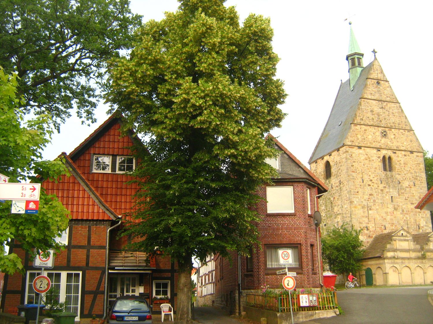 Archidiakonatskirche und Marktplatz in Apelern