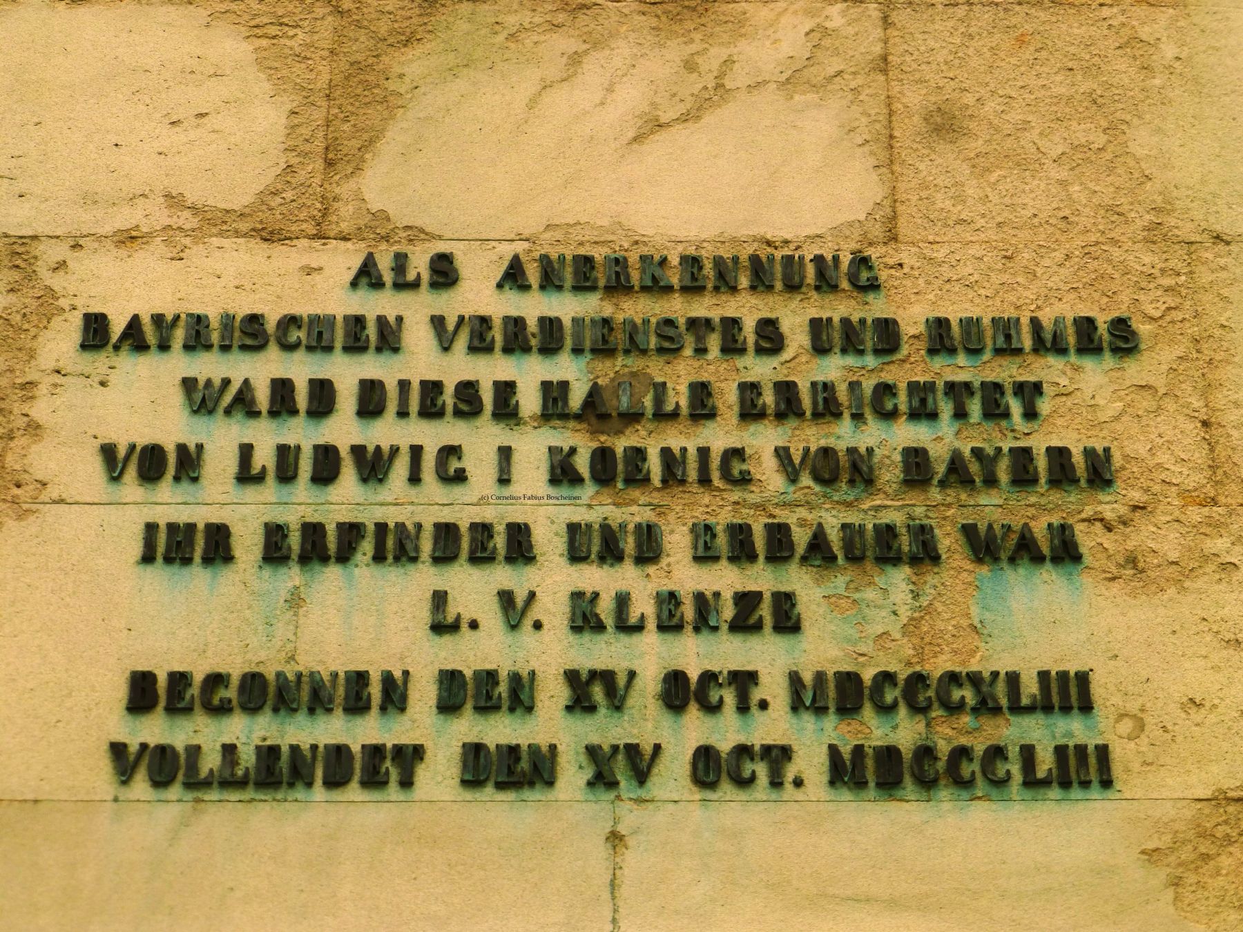 Auf der Rückseite der Statue der Ruhmeshalle