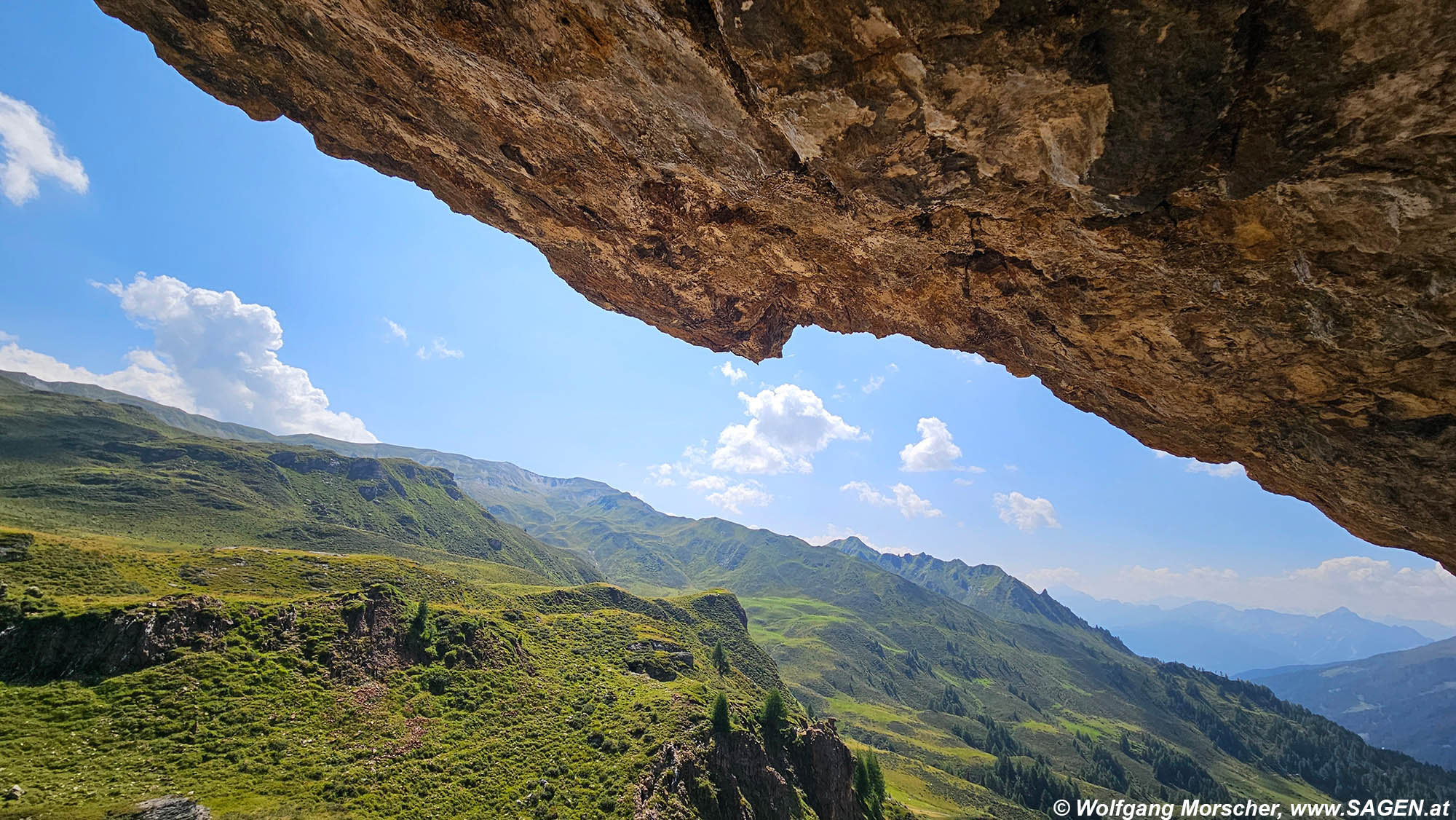 Ausblick aus dem linken Auge des Kristallschädels in den Bergen Tirols