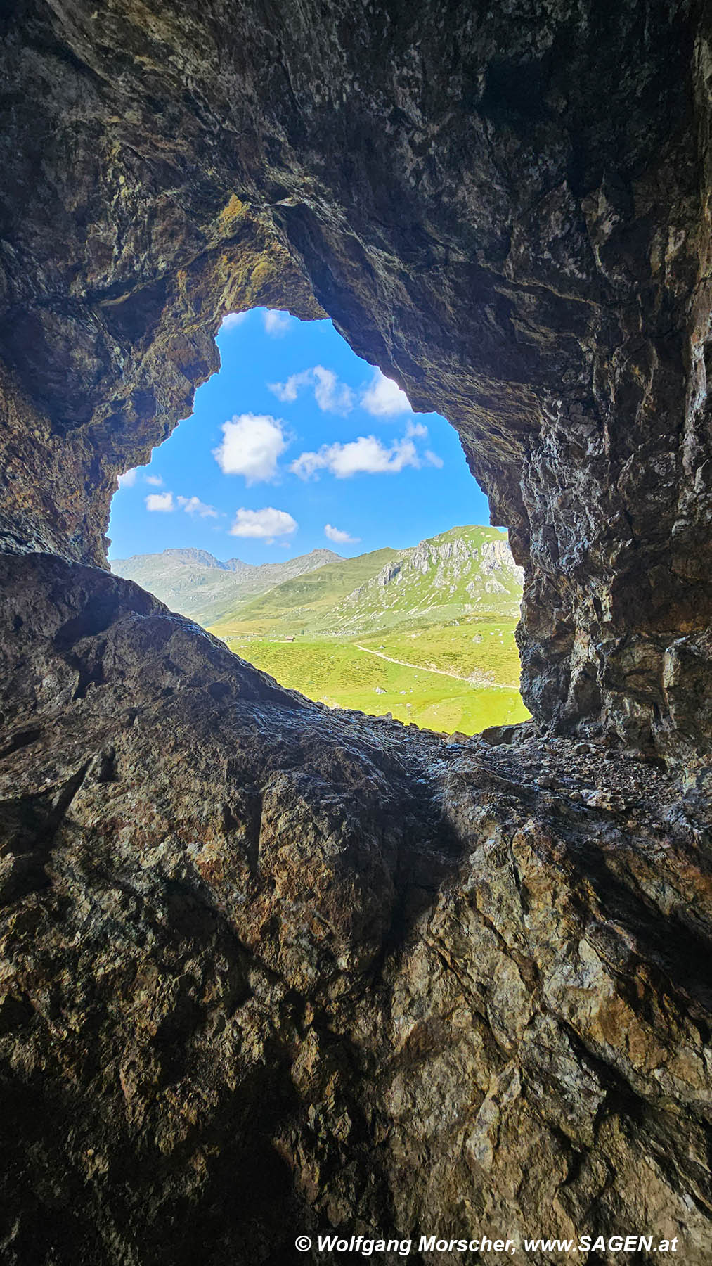 Ausblick aus dem rechten Auge des Kristallschädels in den Bergen Tirols