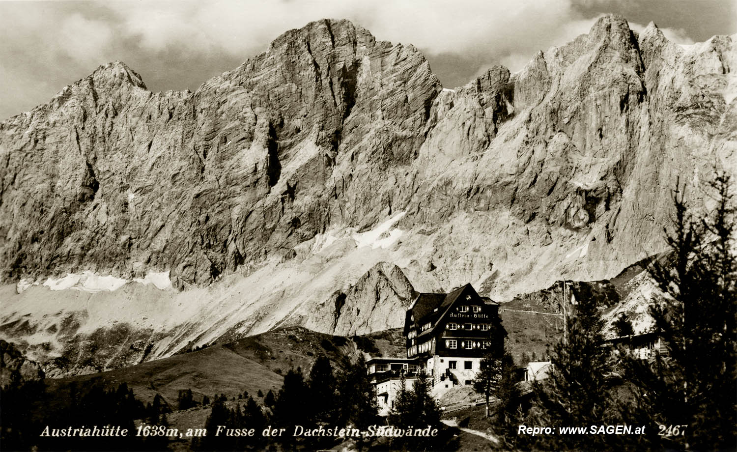 Austriahütte am Fuße der Dachstein-Südwände