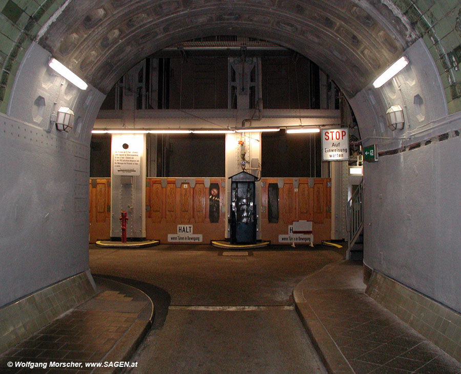 Autoaufzüge Hamburger Elbtunnel