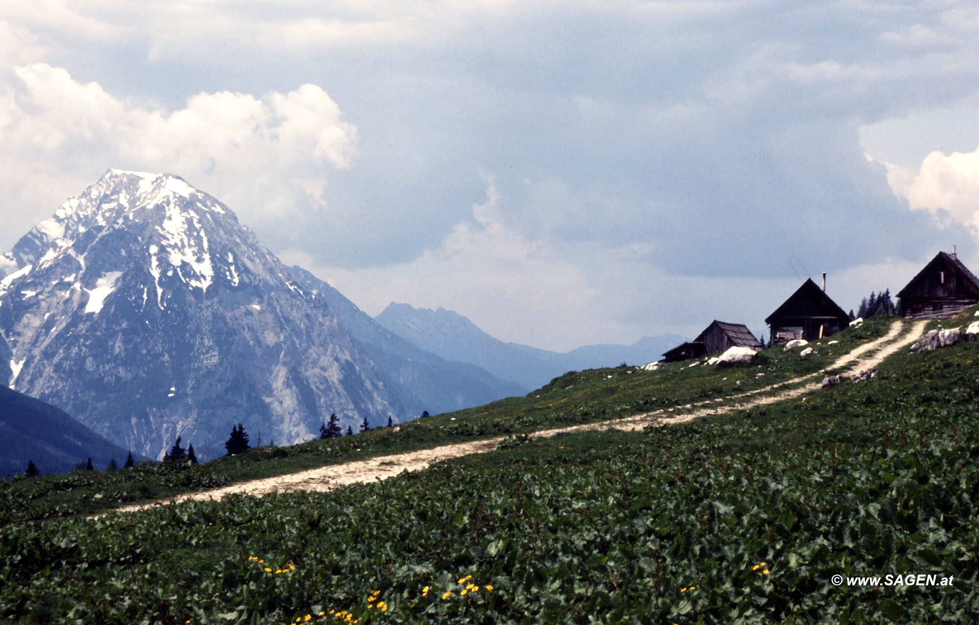 Bärenfeuchtenalm gegen Grimming