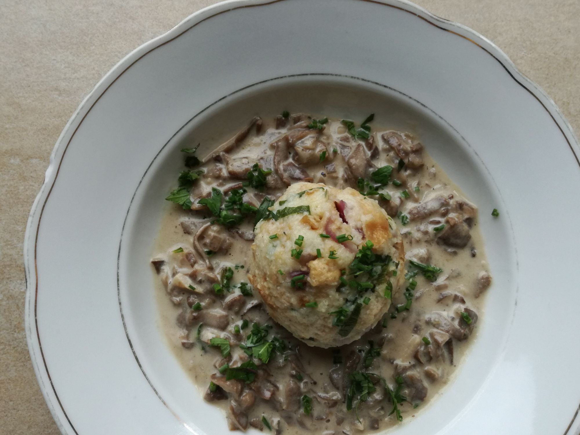 Bärlauchknödel mit Morchelsauce