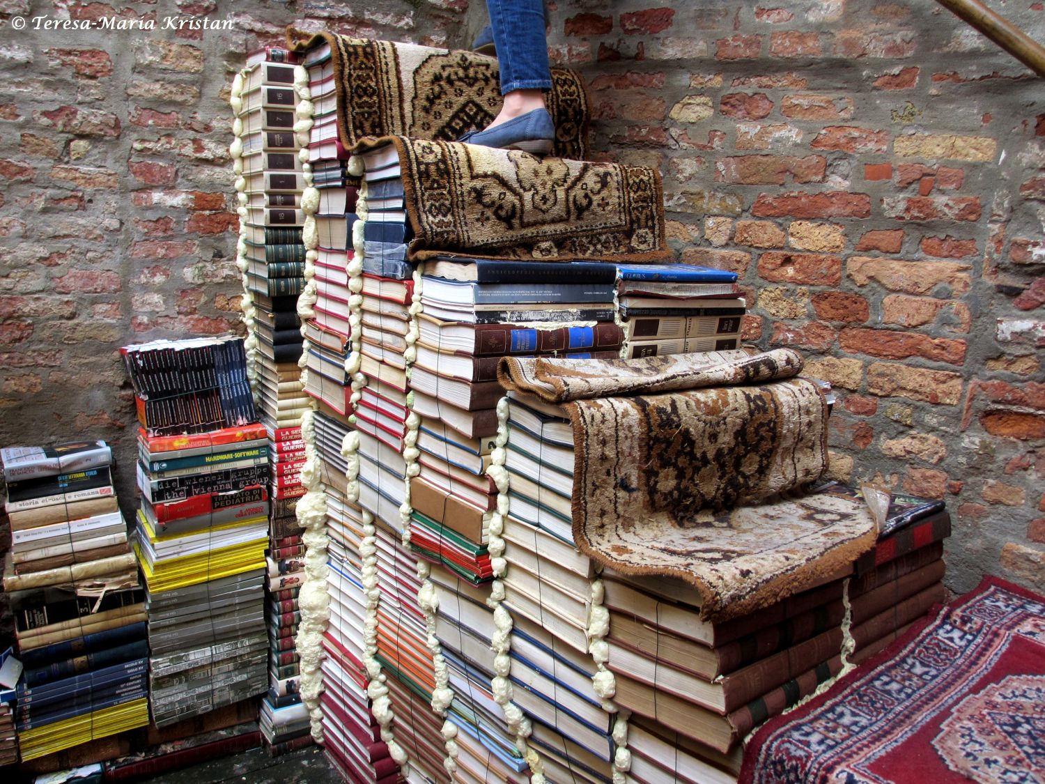 Bücherstiege  in einem Antiquariat in Venedig