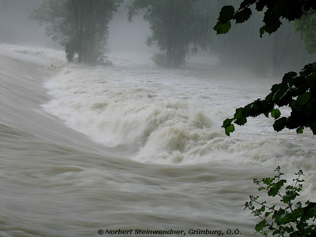 Badeplatz bei Hochwasser - Die Steyr