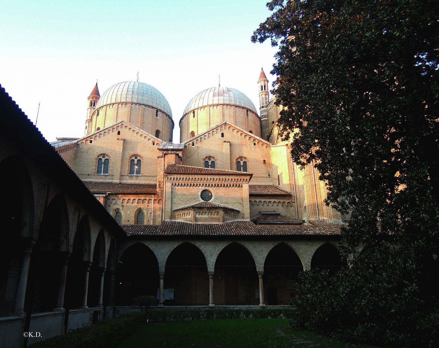 Basilika des Hl.Antonius von Padua - Kreuzgang