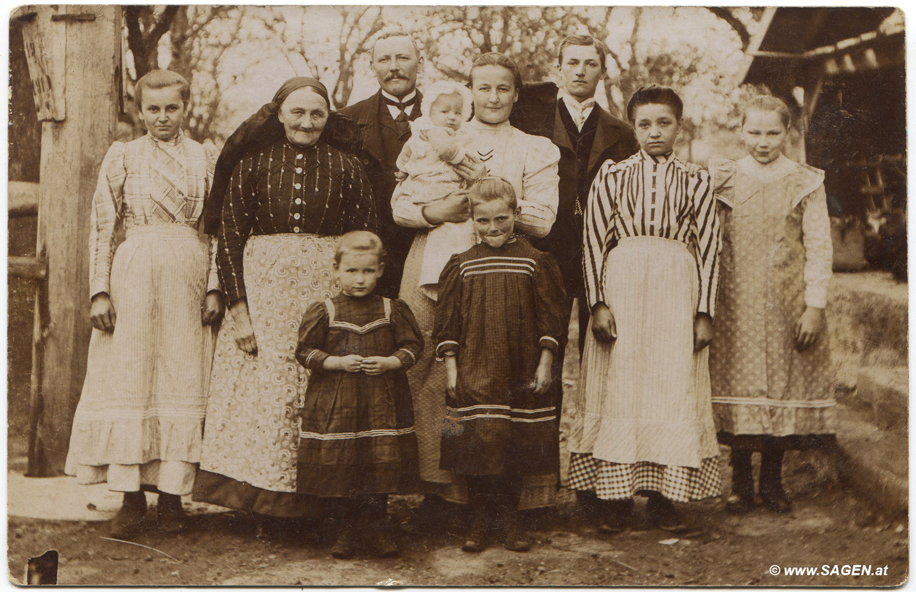 Bauernfamilie in Tracht Oberösterreich