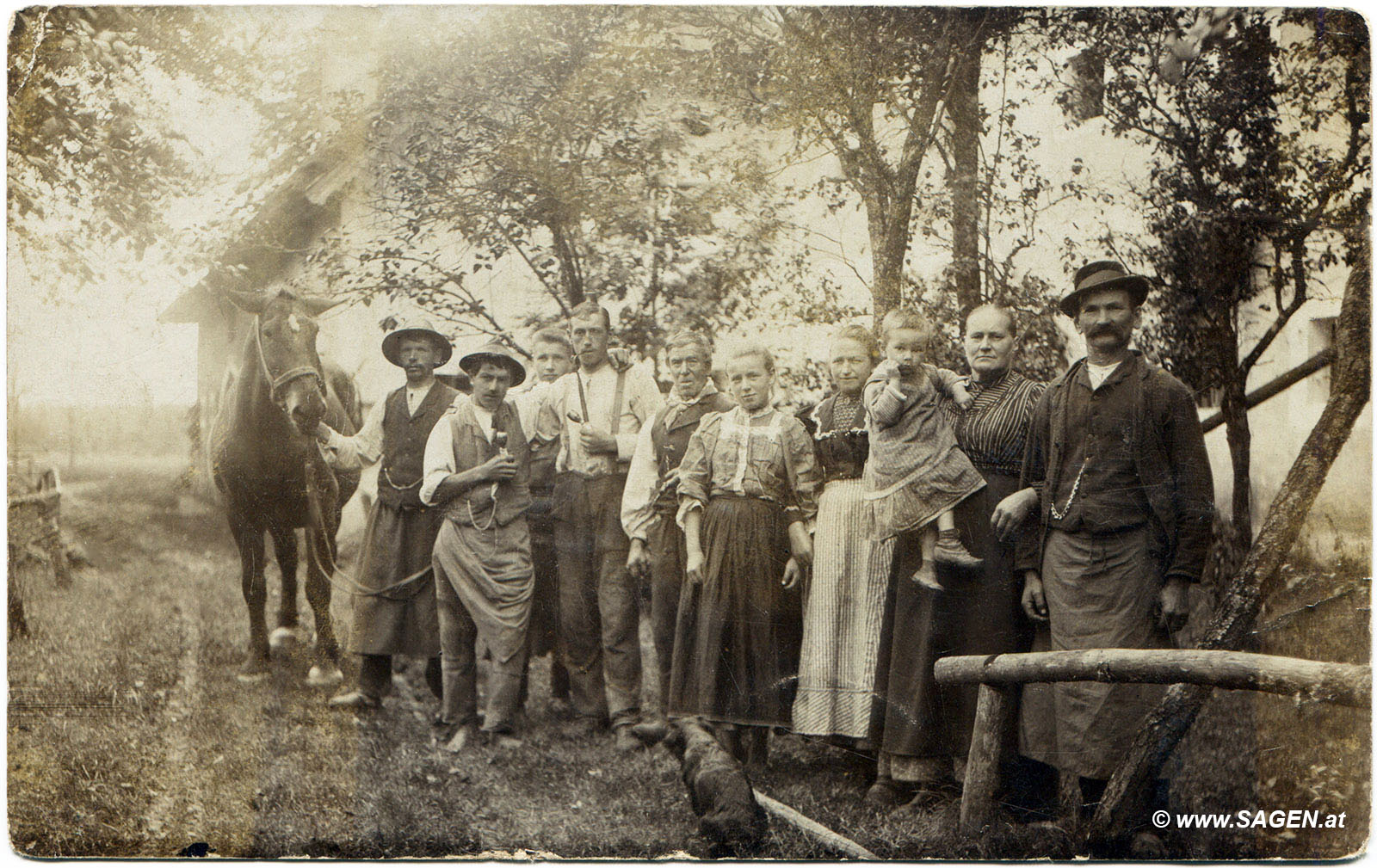 Bauernfamilie mit Pferd