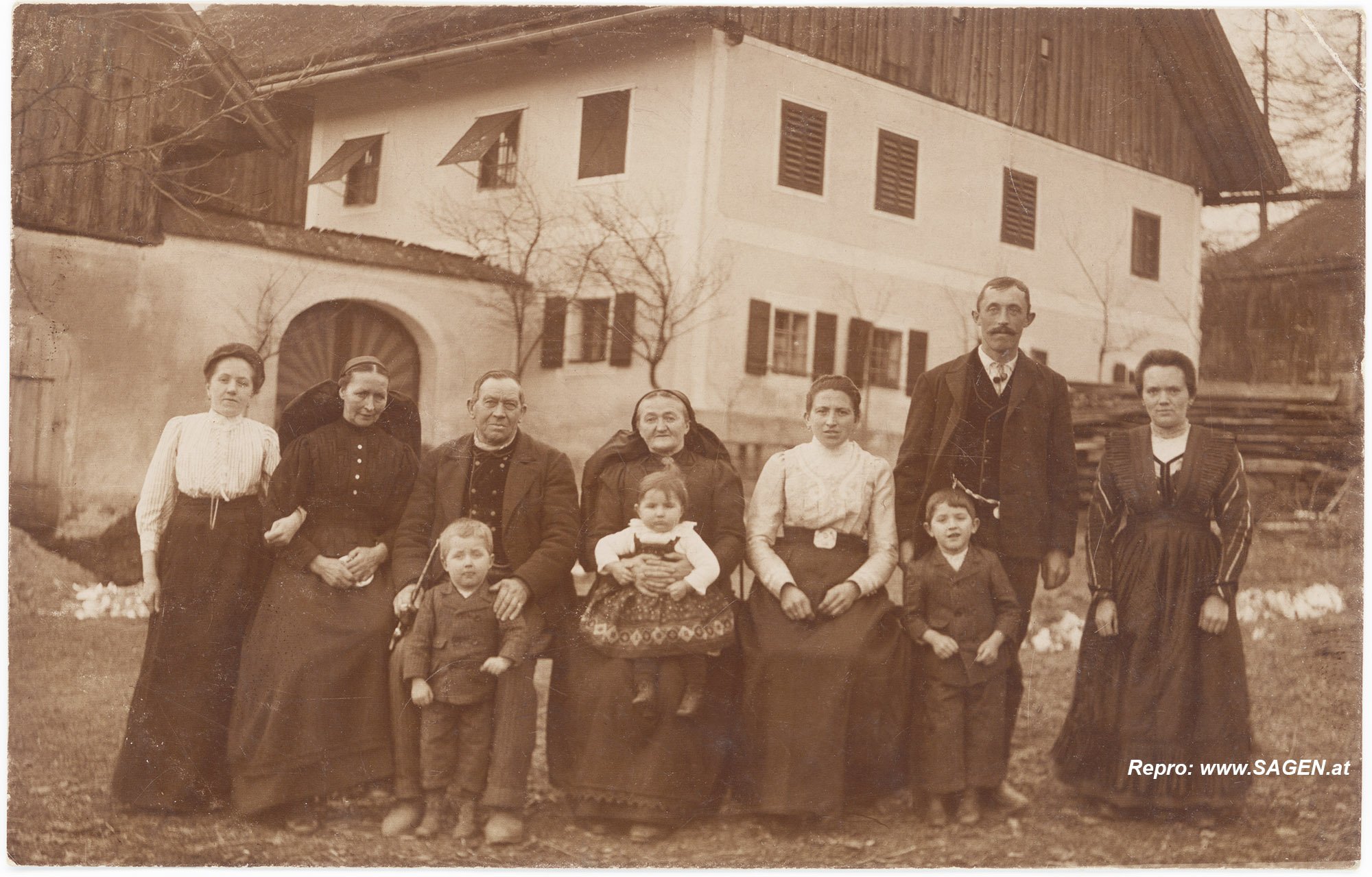 Bauernfamilie vor dem Bauernhof in Zell am Pettenfirst