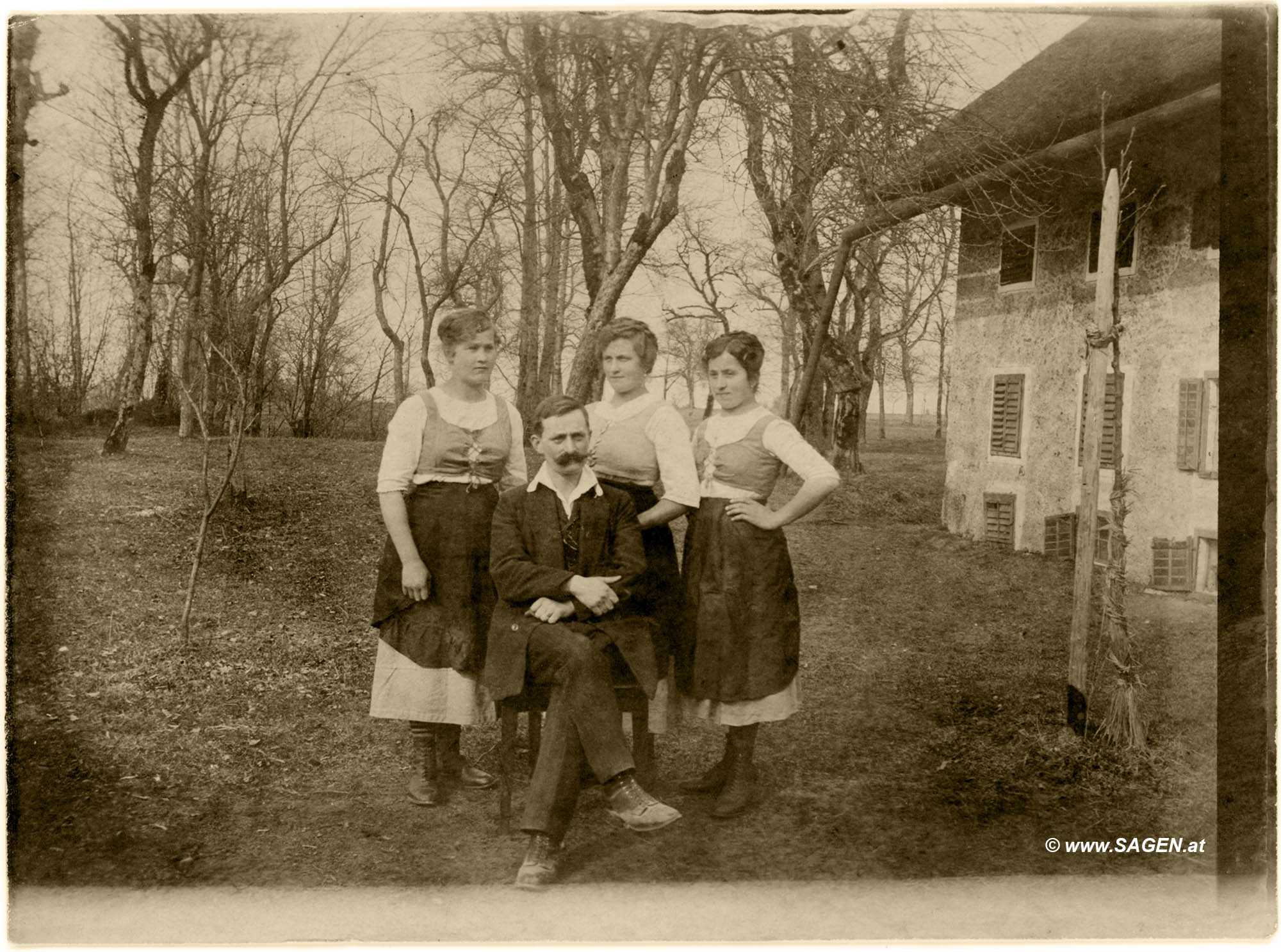 Bauernfamilie vor ihrem Bauernhaus