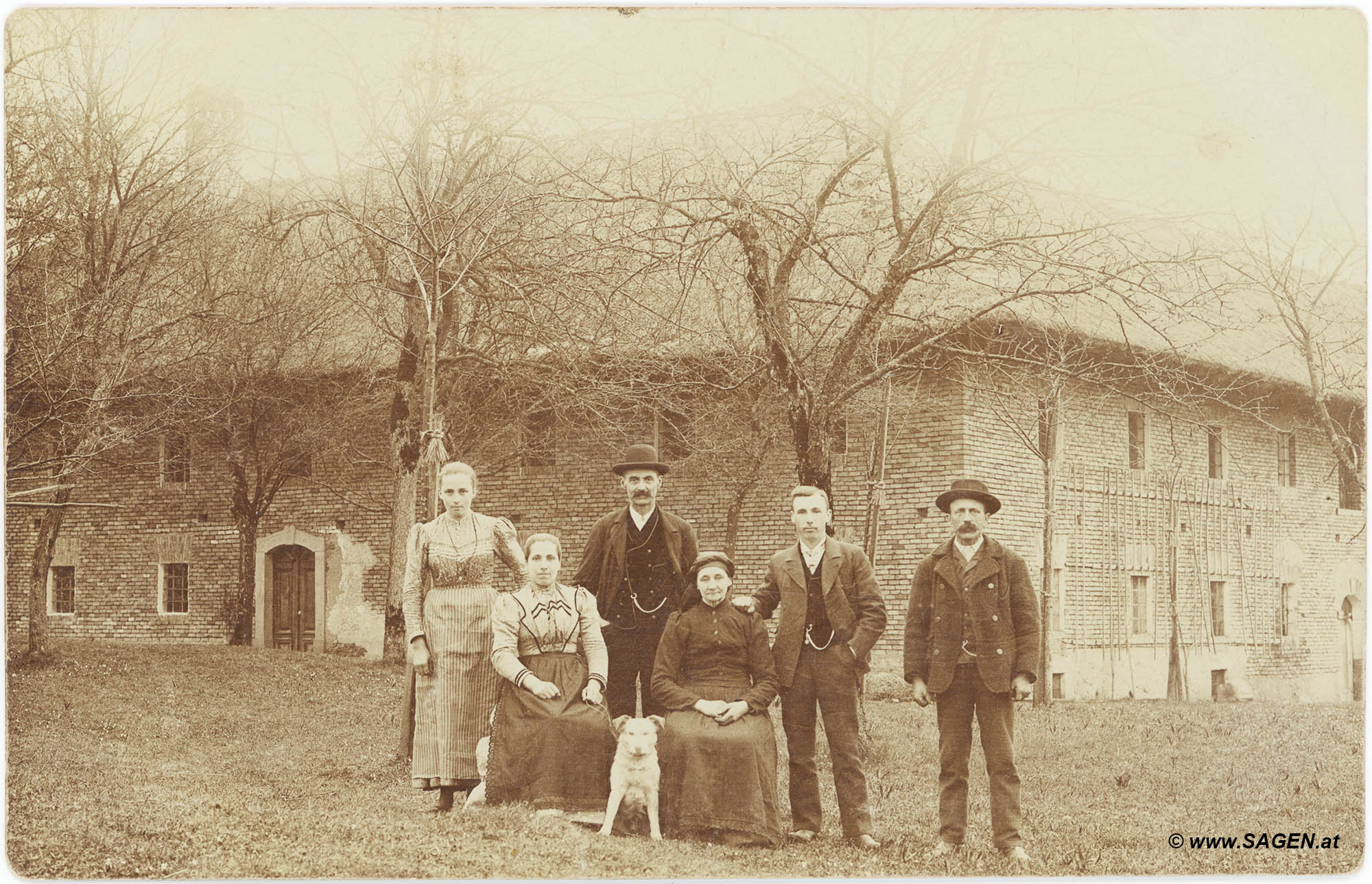 Bauernfamilie vor Vierkanthof, Oberösterreich