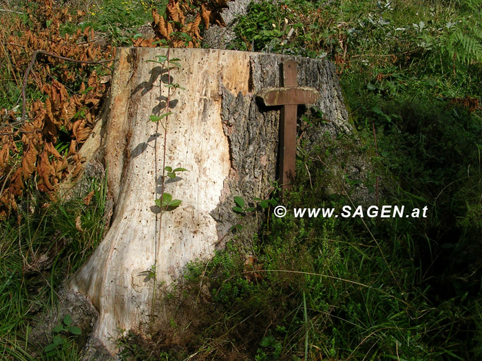 Baumstumpf mit Kreuz