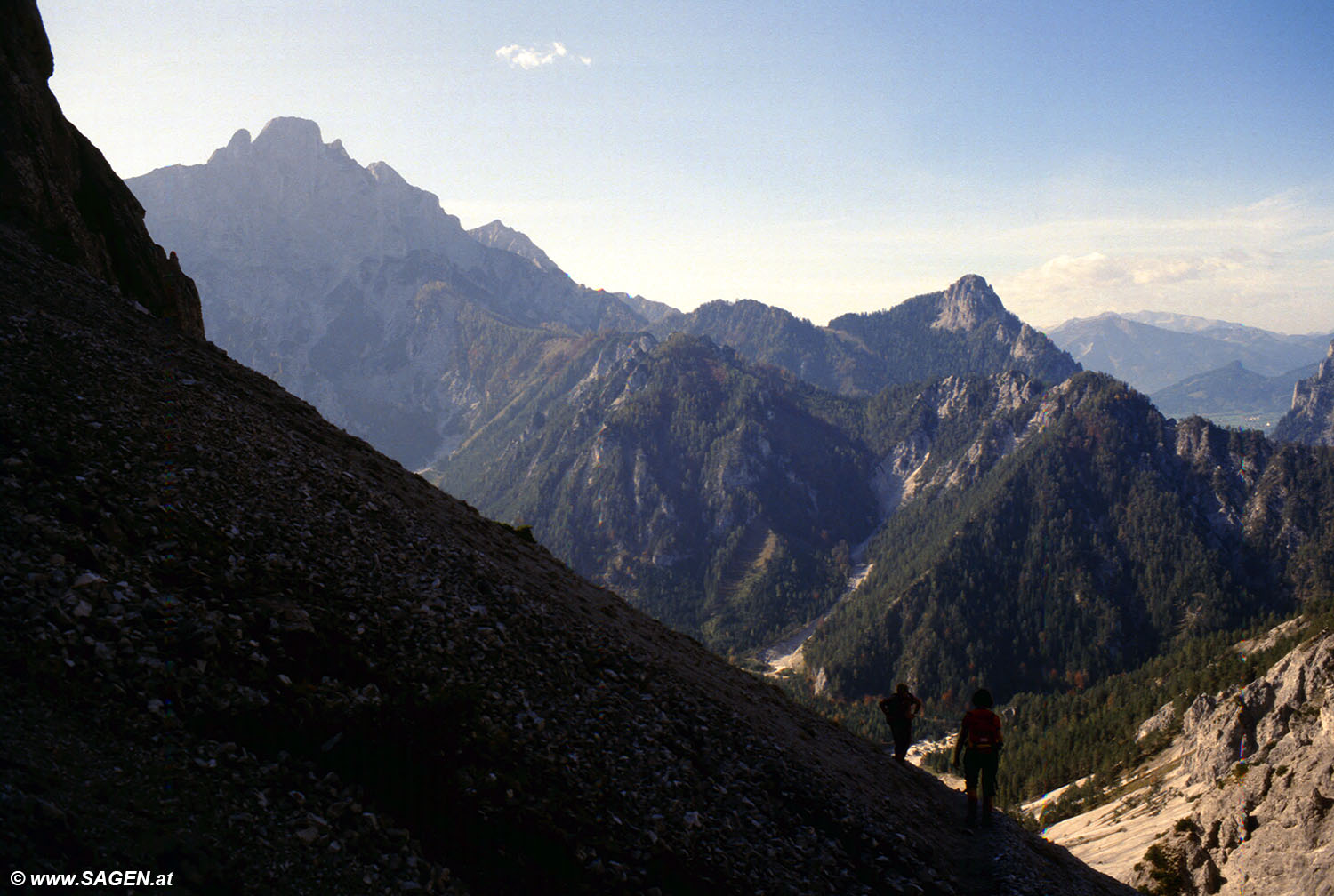 Beim Bergwandern in den Alpen