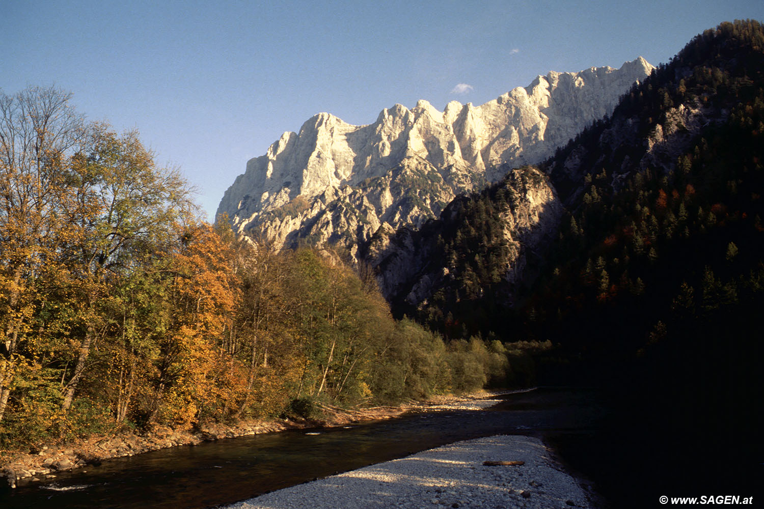 Beim Bergwandern in den Alpen