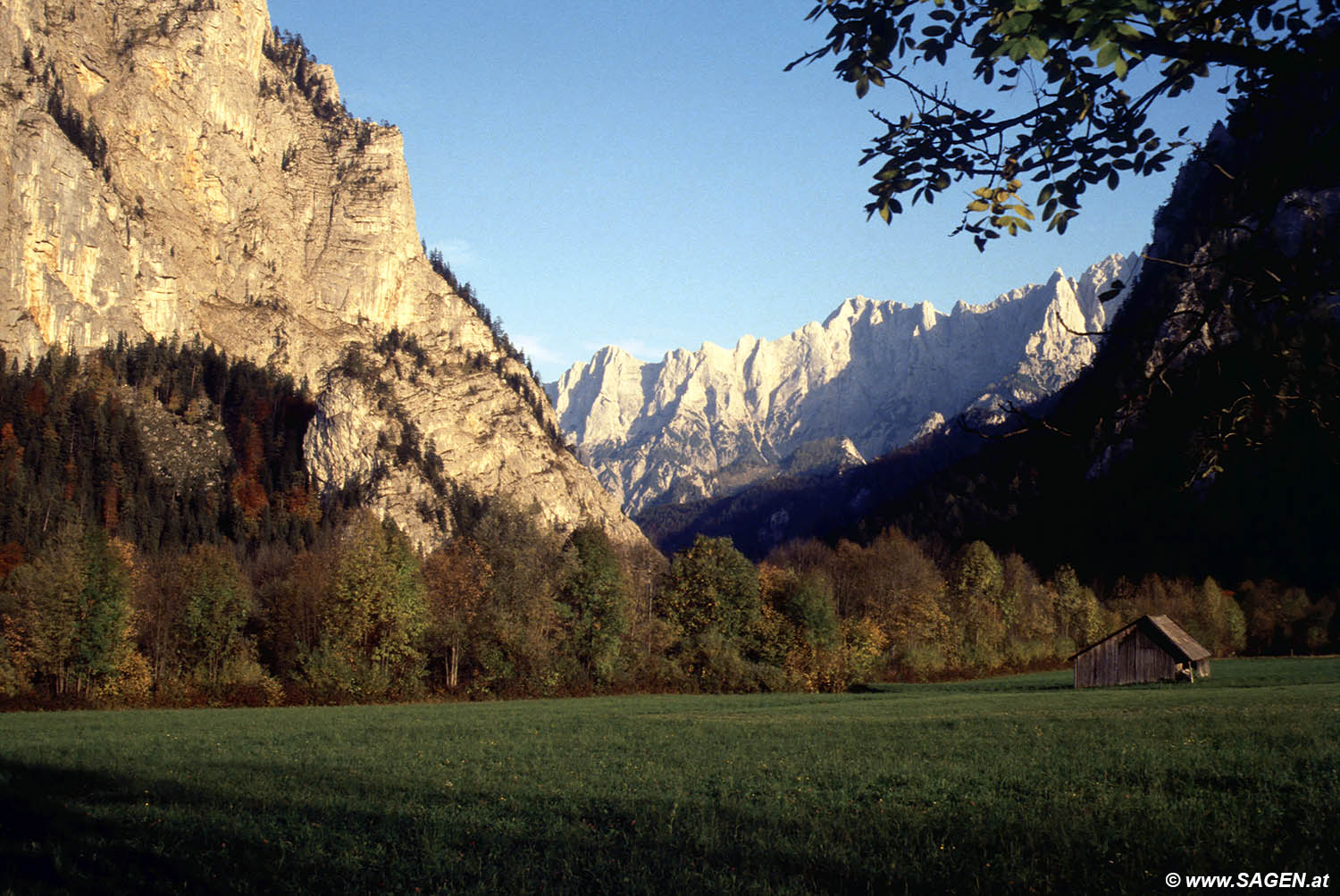 Beim Bergwandern in den Alpen