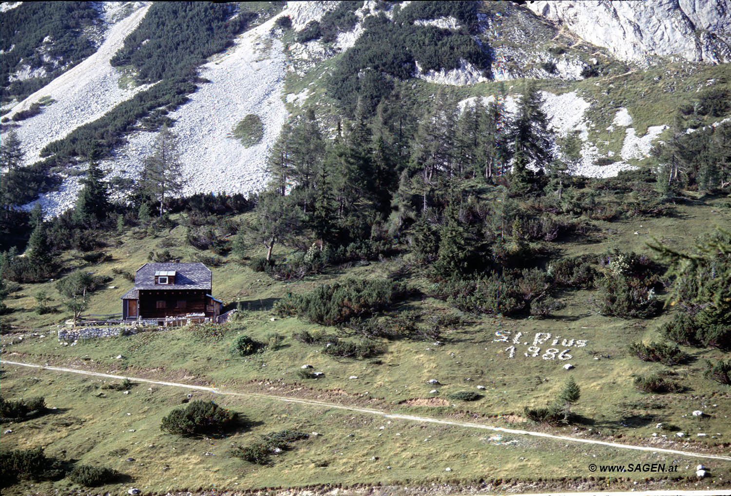 Beim Bergwandern in den Alpen