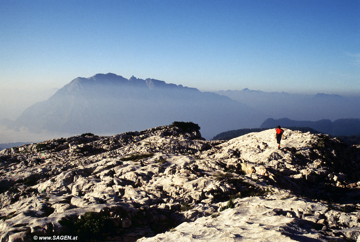 Beim Bergwandern in den Alpen