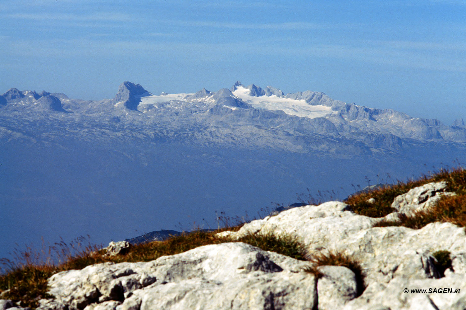 Beim Bergwandern in den Alpen