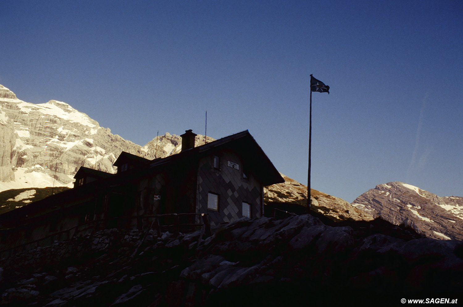 Beim Bergwandern in den Alpen